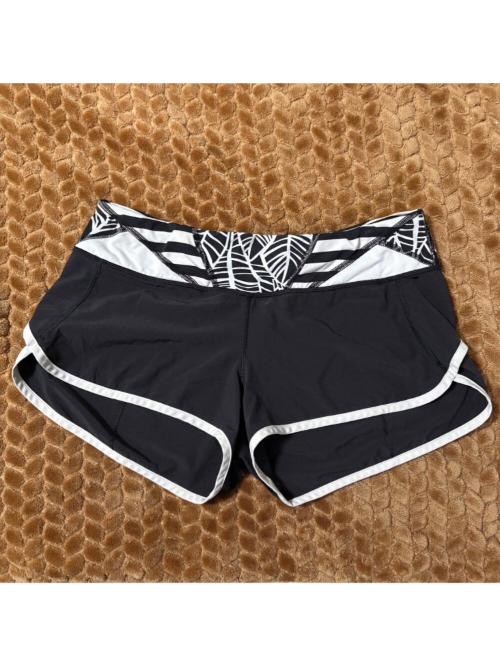 Lululemon Speed Shorts 2.5" Mid Rise Black & Angel Wing Running Size 6 - Picture 2 of 10
